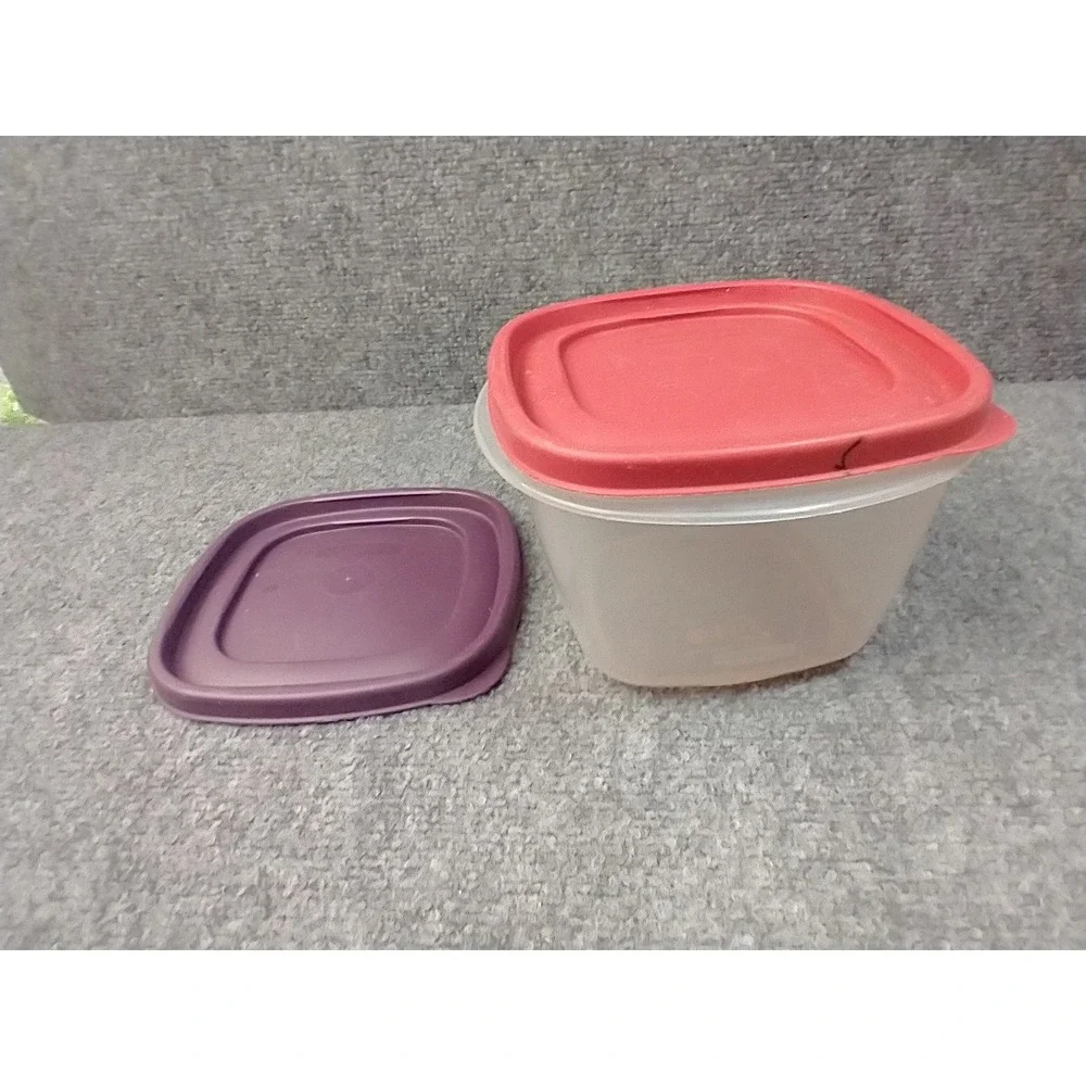 Rubbermaid TakeAlongs 7 Cup Square Food Storage Container with Red Purple Lids‎